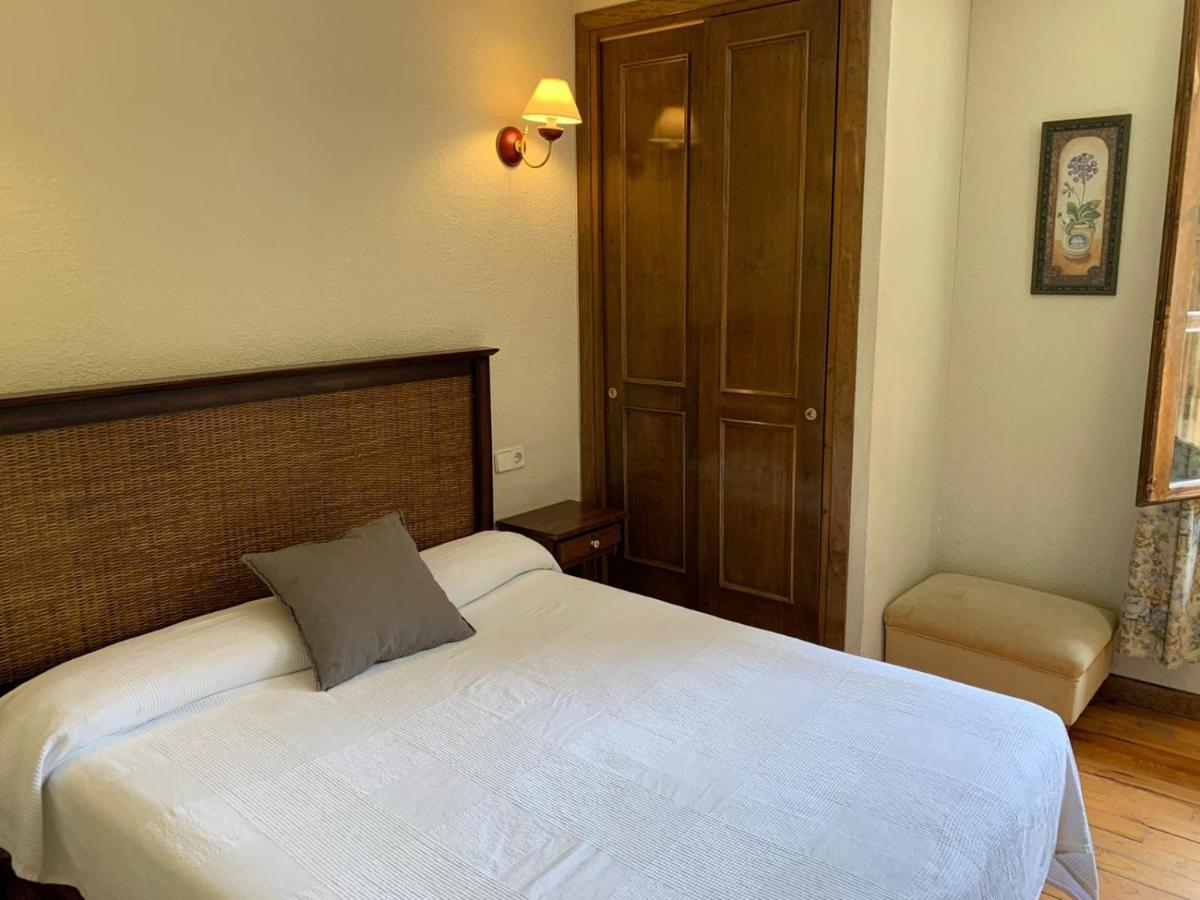 Hotel Charle Jaca Luaran gambar