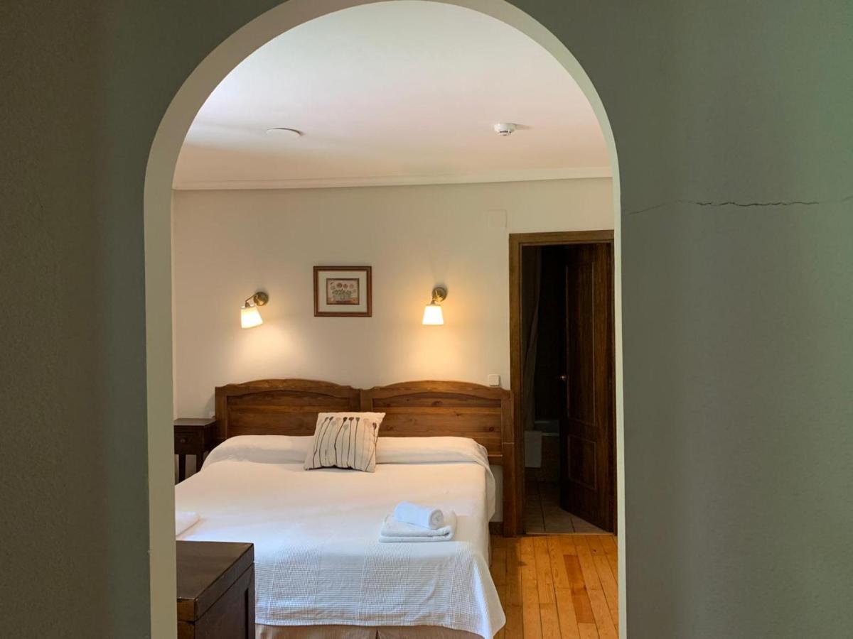 Hotel Charle Jaca Luaran gambar