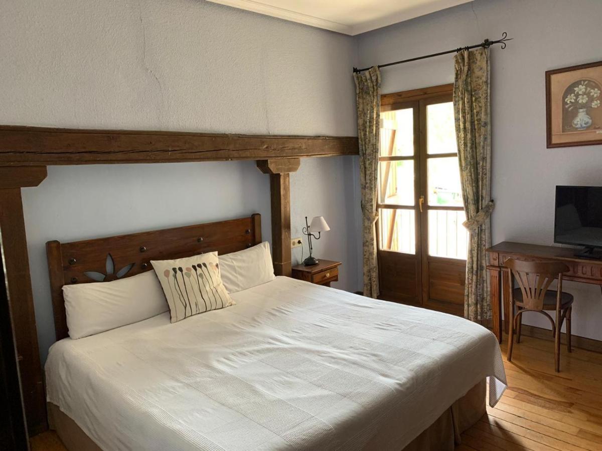 Hotel Charle Jaca Luaran gambar