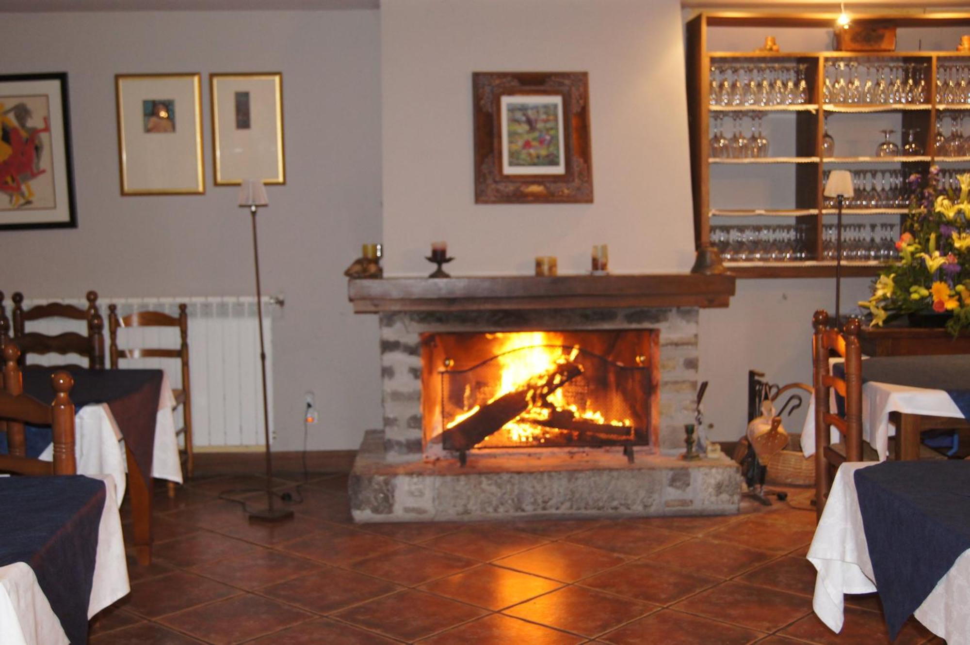 Hotel Charle Jaca Luaran gambar